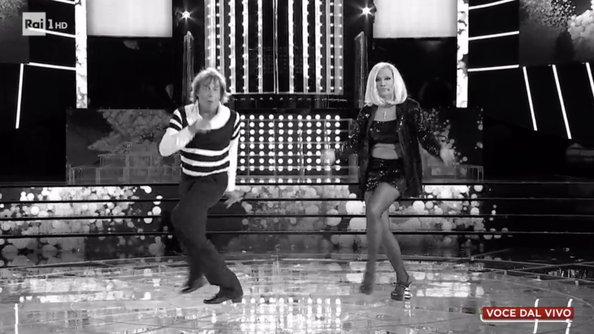 Tale e Quale Show, Carmen Russo ed Enzo Paolo Turchi ballano il Tuca Tuca: interviene in diretta Raffaella Carrà