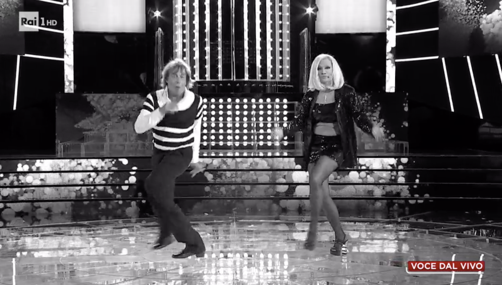 Tale e Quale Show, Carmen Russo ed Enzo Paolo Turchi ballano il Tuca Tuca: interviene in diretta Raffaella Carrà