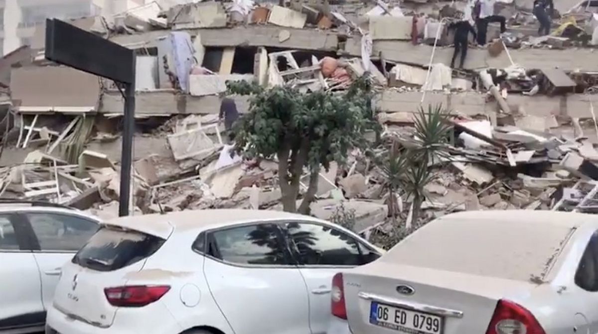 Turchia, terremoto magnitudo 7 a Smirne: 27 morti e 800 feriti, si scava tra le macerie