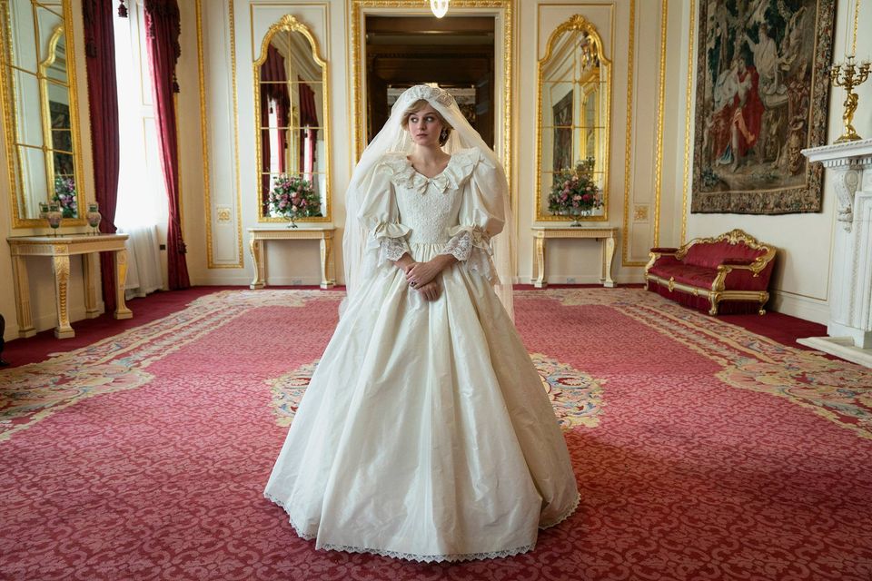 The Crown, Emma Corrin imita Lady Diana (e il suo abito da sposa)