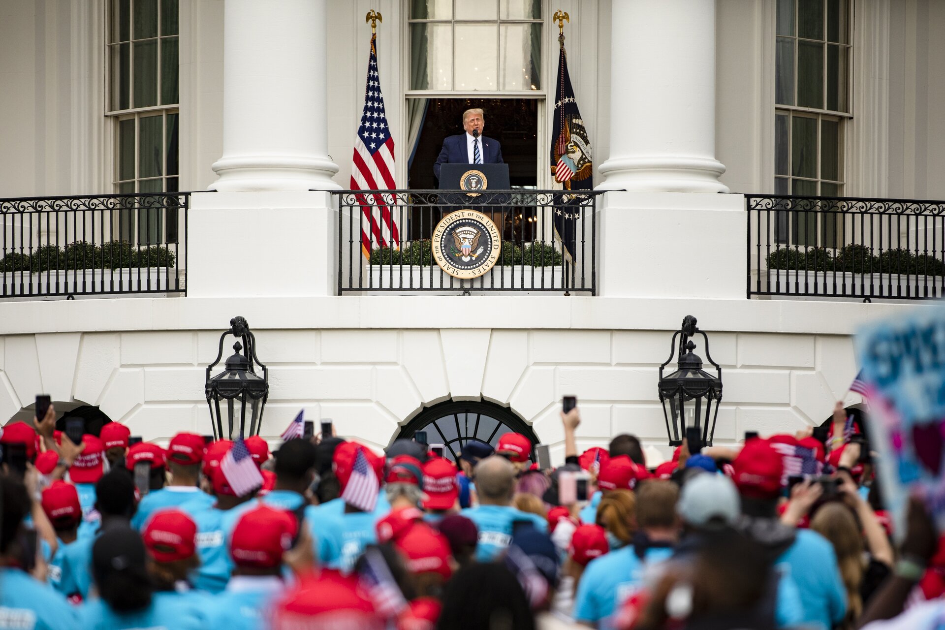 Donald Trump riprende la campagna elettorale. Il raduno alla Casa Bianca