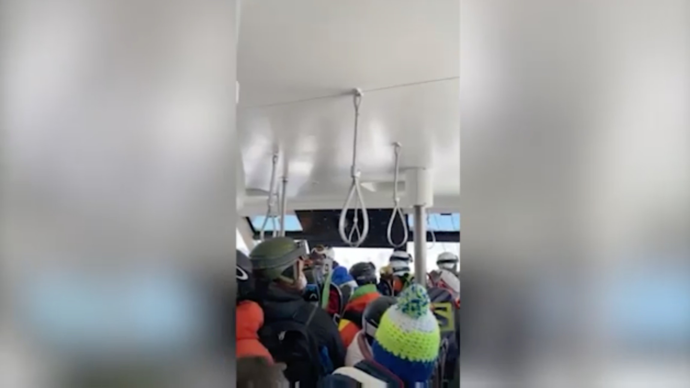 Sciatori ammassati nella funivia a Cervinia: il video