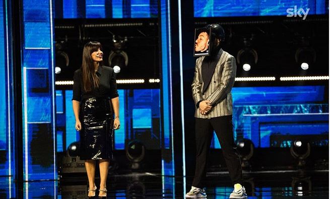 X Factor 2020, Alessandro Cattelan apre la puntata collegato da casa (via tablet e ballerino)