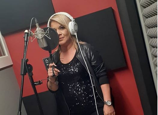 Angela di Mondello pubblica una canzone. E la colpa è nostra.
