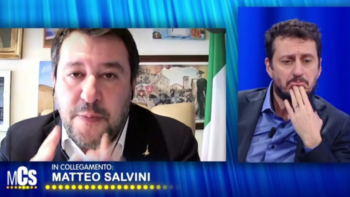 Maurizio Costanzo Show, smorfie di Luca Bizzarri durante l’intervista a Salvini
