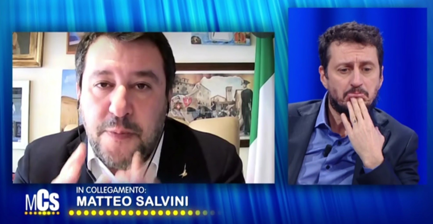 Maurizio Costanzo Show, smorfie di Luca Bizzarri durante l’intervista a Salvini