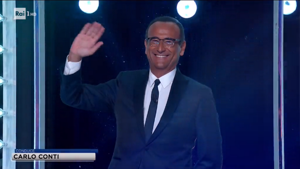 Tale e quale show, Carlo Conti torna in studio e non nasconde la fatica a fine puntata: “Mi manca un po’ il fiato”