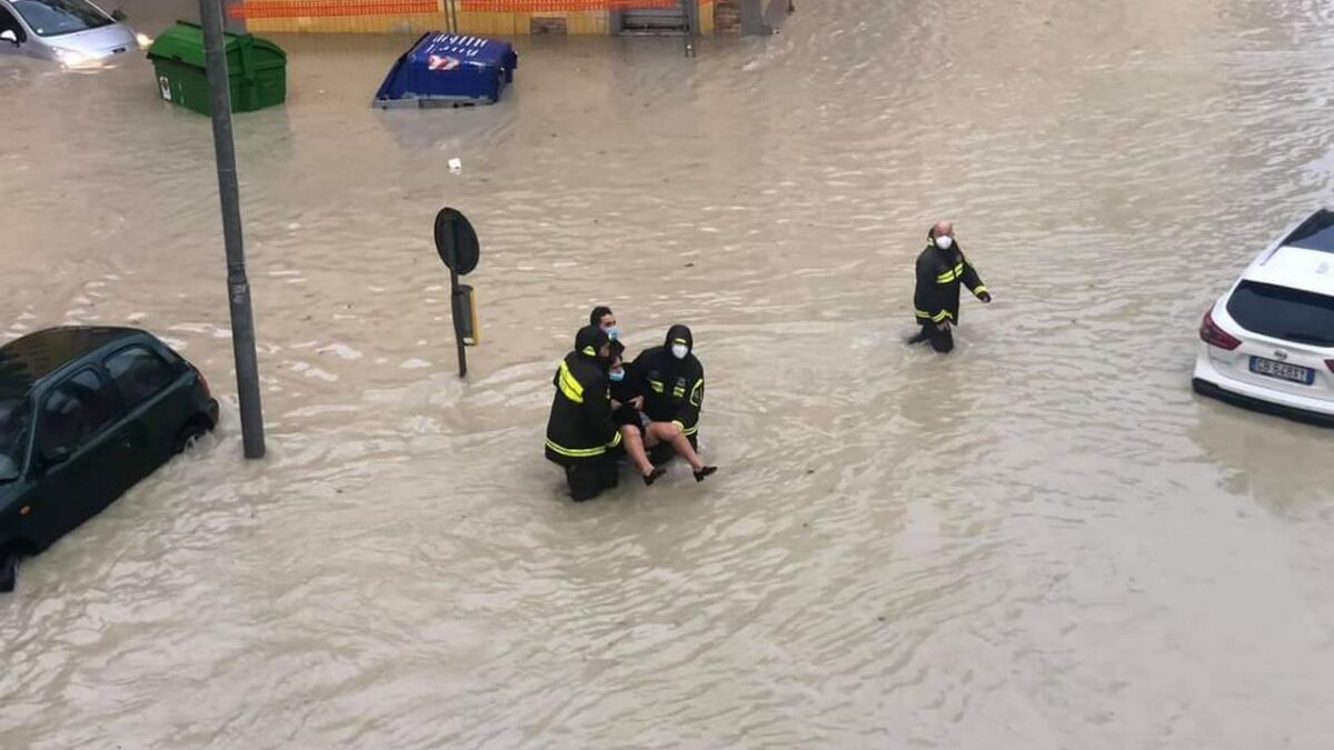 Calabria: nubifragio a Crotone, allagamenti e voragini nelle strade