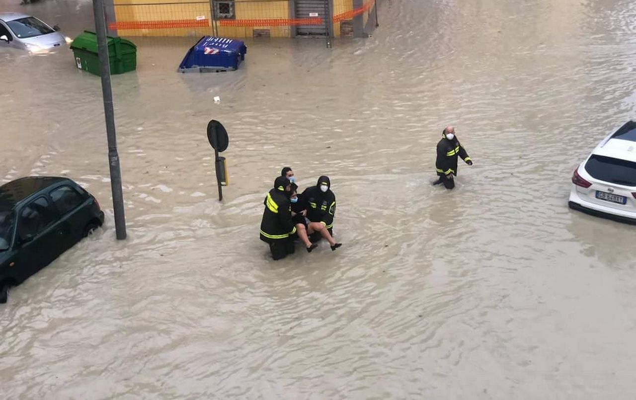 Calabria: nubifragio a Crotone, allagamenti e voragini nelle strade