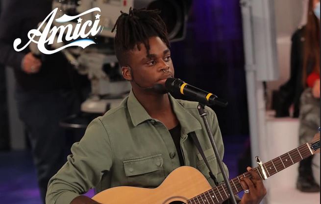Esa Abrate ad Amici 2020: Instagram, chi è, il commento del cantante dopo aver ottenuto il banco