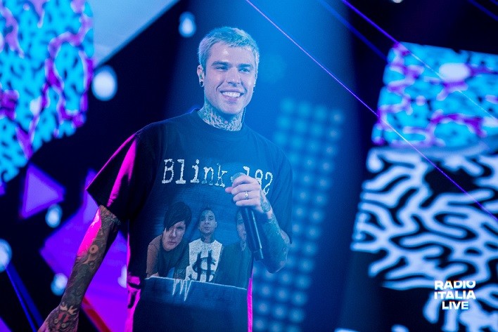 Scena Unita, Fedez (con altri 70 artisti) lancia un fondo per i lavoratori della musica