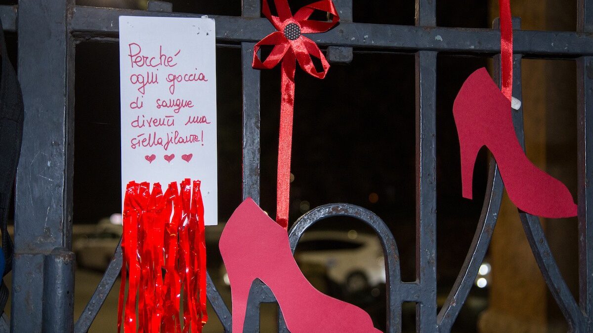 Femminicidi in Italia, una vittima ogni 3 giorni nel 2020. Conte: “Fenomeno con radici culturali profonde”