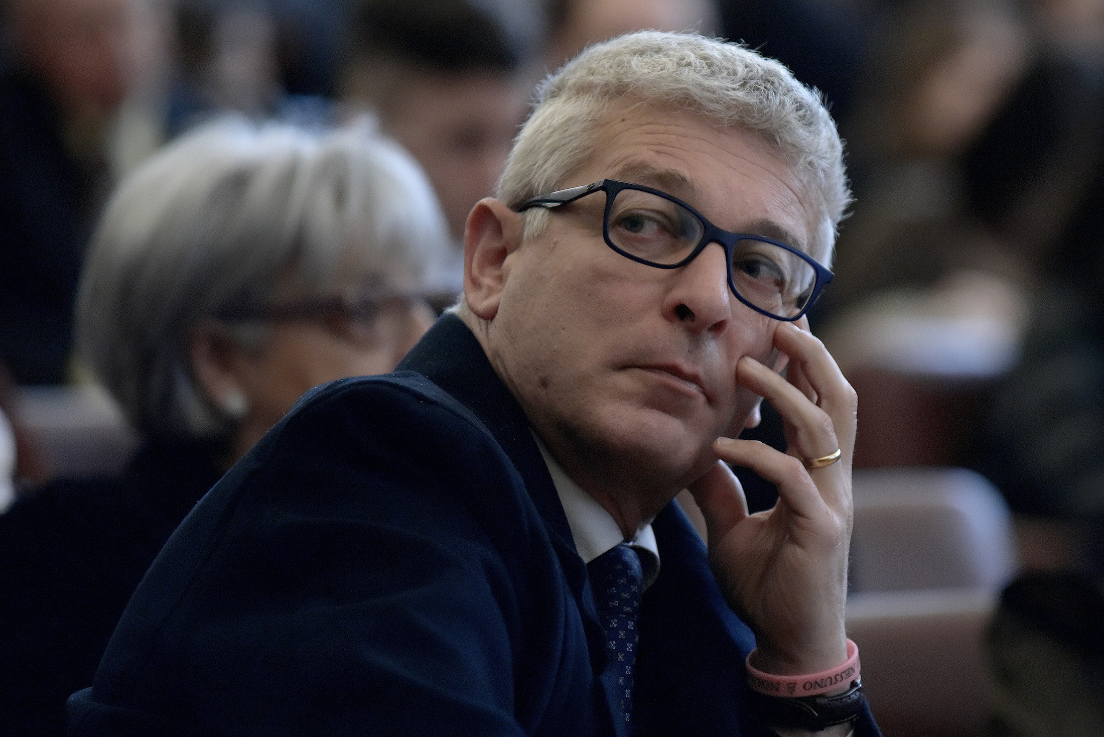 Morra sulla Santelli: “Noto a tutti che fosse grave malata oncologica”. Bufera sul senatore M5S