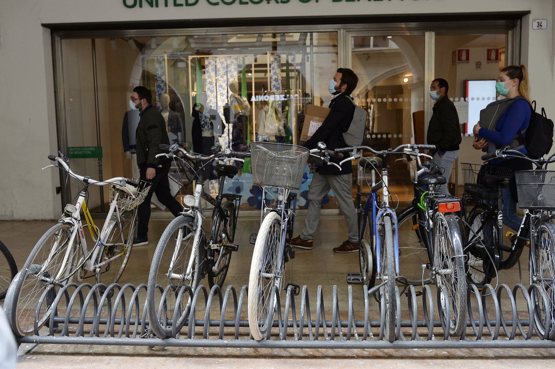 Bolzano, 350mila test rapidi per abbassare l’indice Rt. Crisanti: “Soldi buttati”