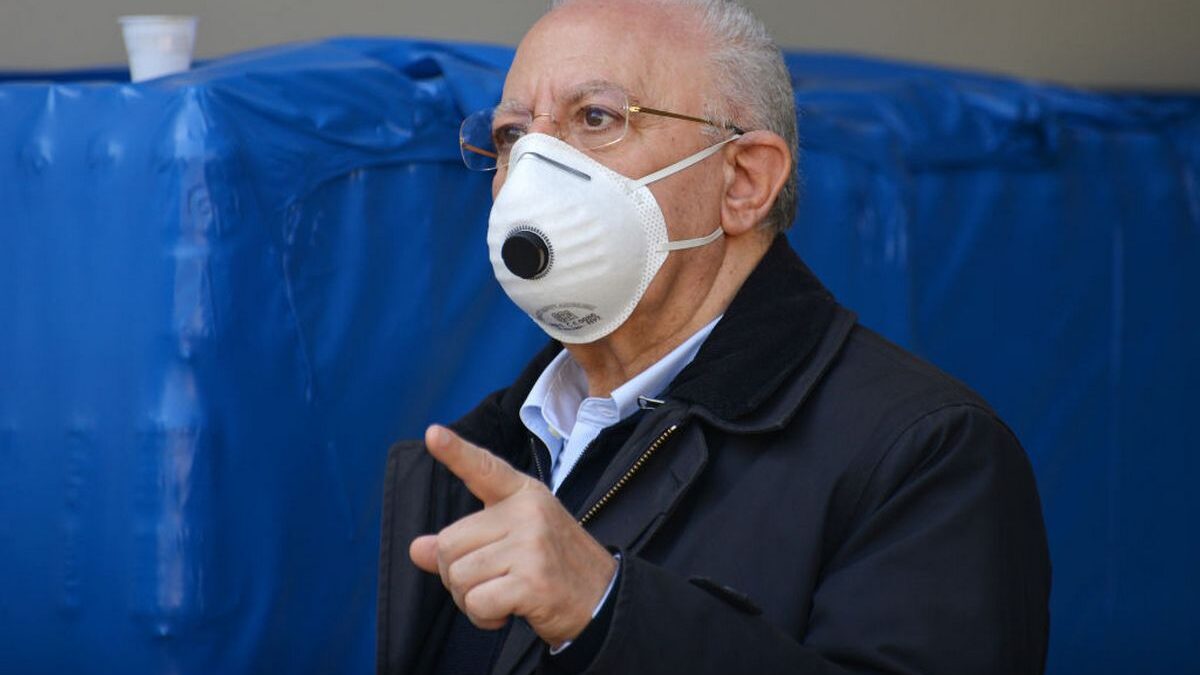 Campania gialla, ma per De Luca resta arancione. I commercianti: “Comportamento gravissimo”