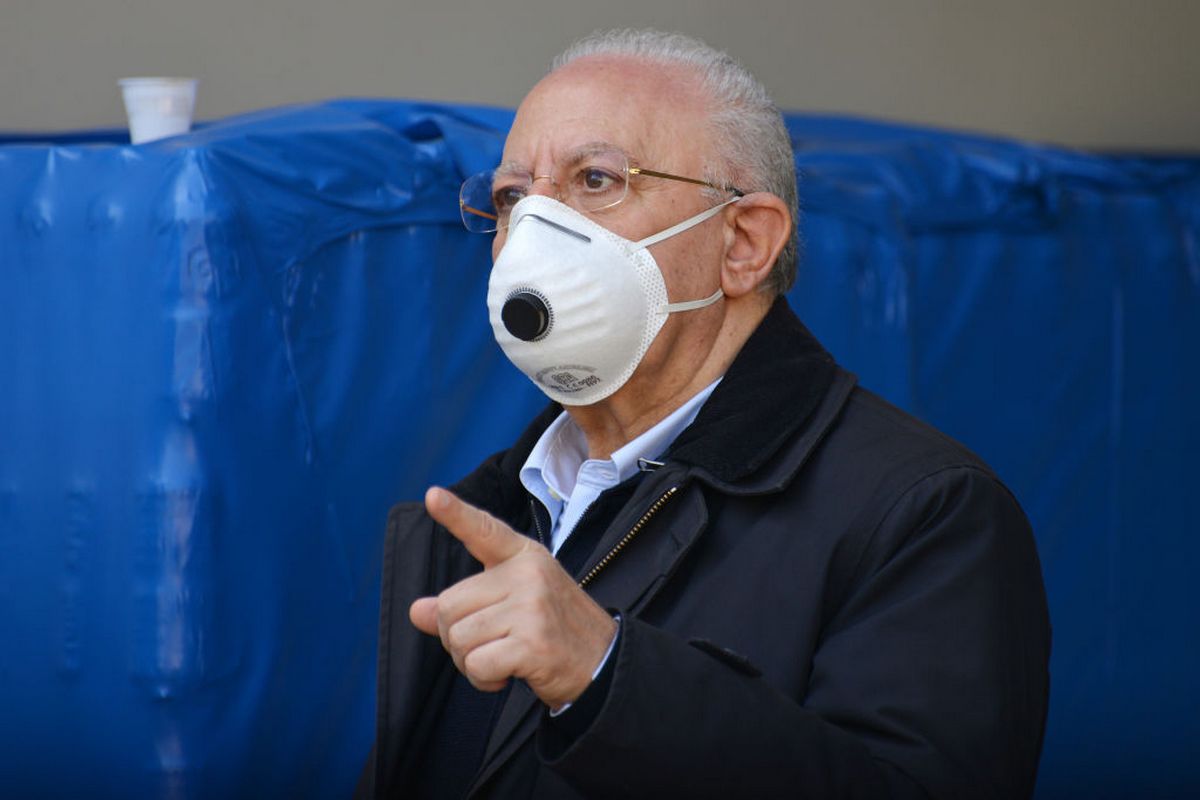 Campania gialla, ma per De Luca resta arancione. I commercianti: “Comportamento gravissimo”