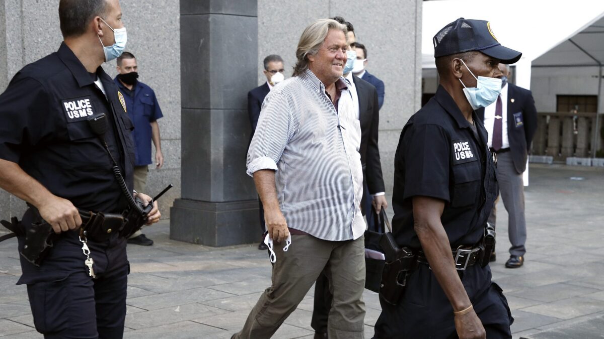 Philadelphia, due persone armate verso il Convention Center. Bannon a Trump: “Fauci va decapitato”