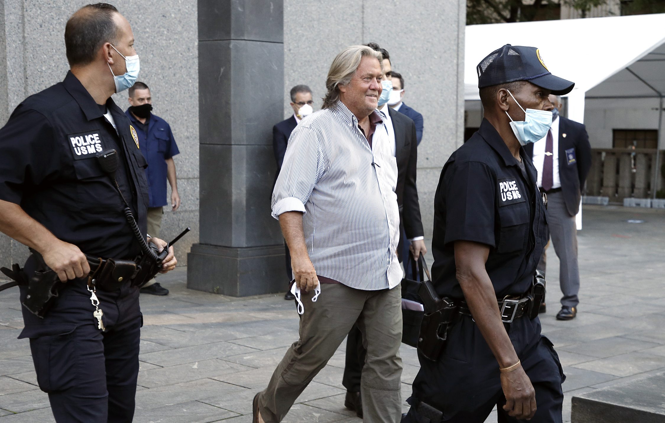 Philadelphia, due persone armate verso il Convention Center. Bannon a Trump: “Fauci va decapitato”