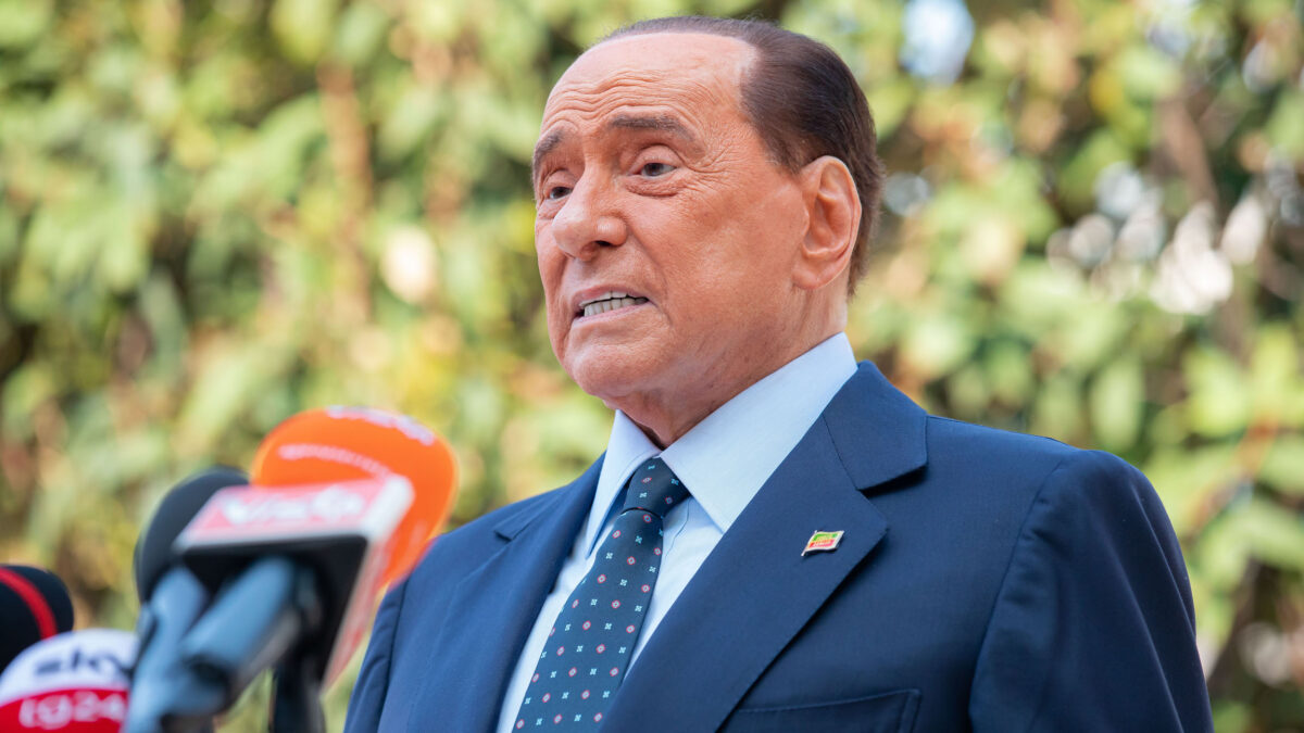 Centrodestra, Berlusconi fa votare “sì” allo scostamento di bilancio