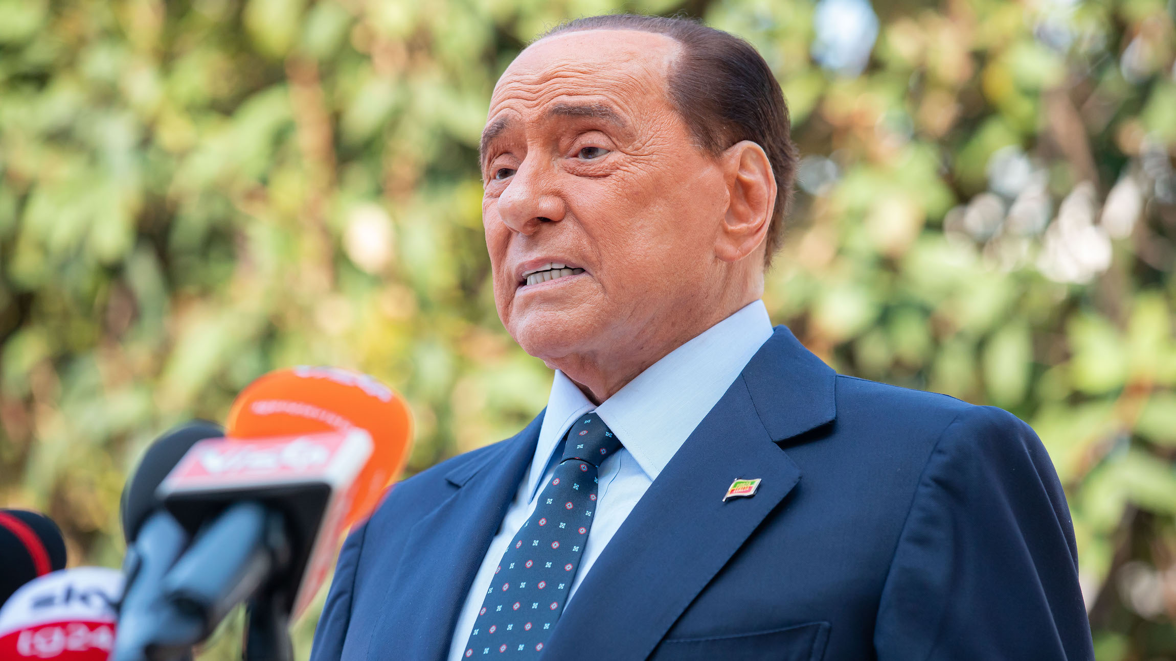 Centrodestra, Berlusconi fa votare “sì” allo scostamento di bilancio