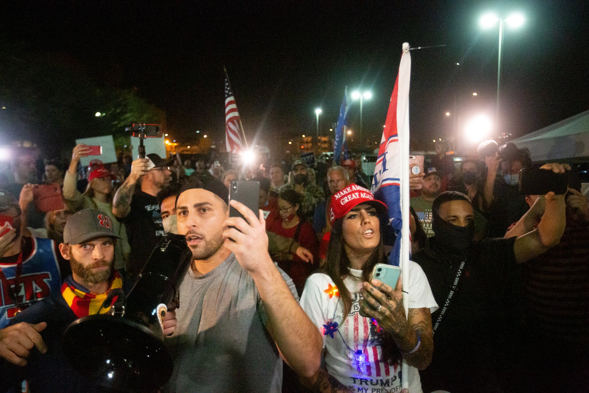 Phoenix, manifestanti pro Trump davanti al Dipartimento elettorale: “Stop al furto”