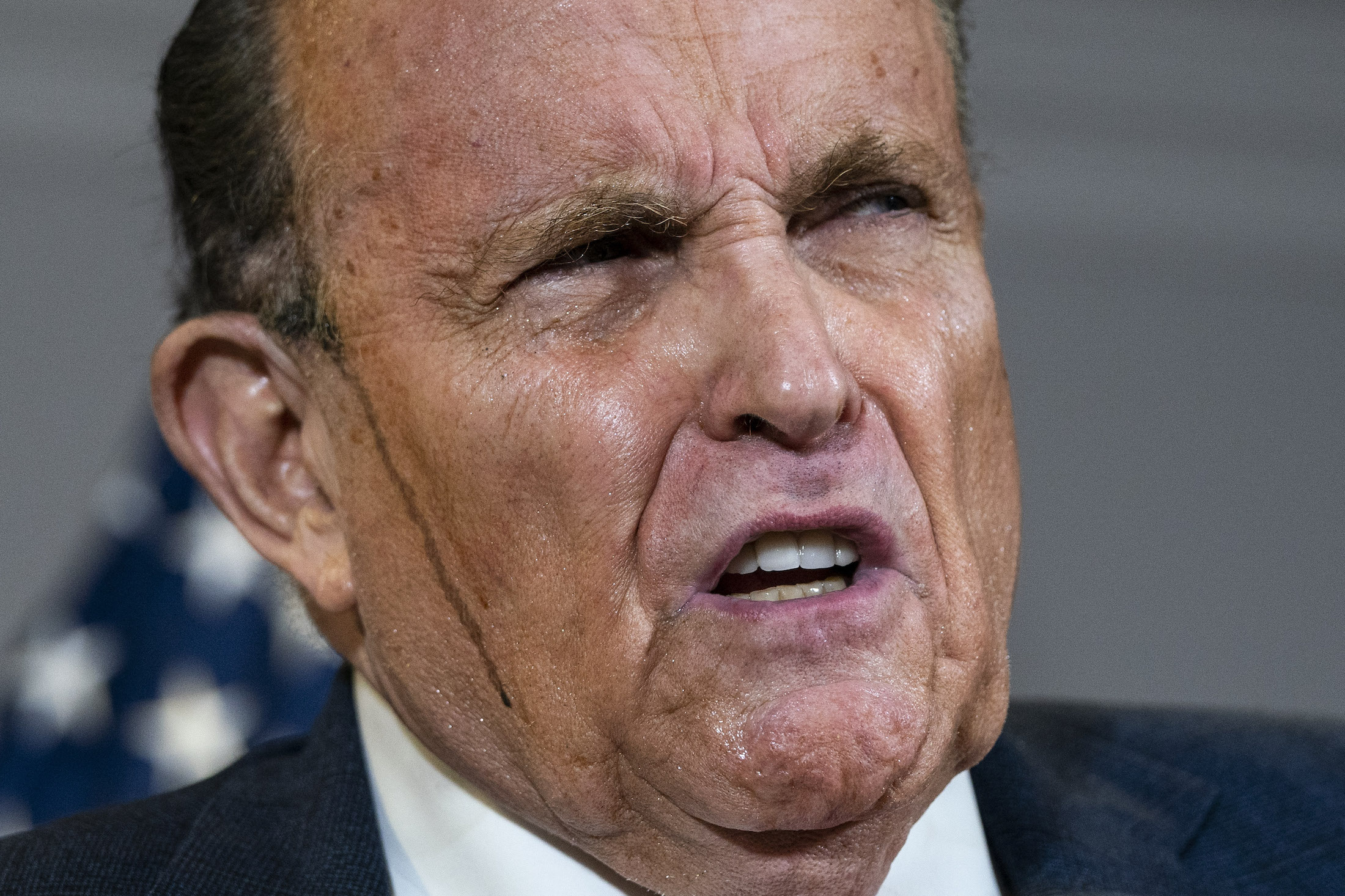Giuliani parla delle cause contro Biden mentre la tinta ai capelli gli scola sul viso