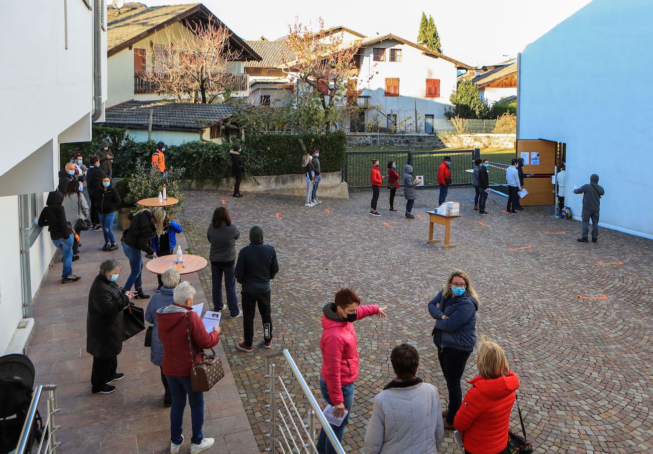 Bollettino Coronavirus 29 novembre: +20.648 nuovi casi e 541 morti. Scendono ricoveri e terapie intensive