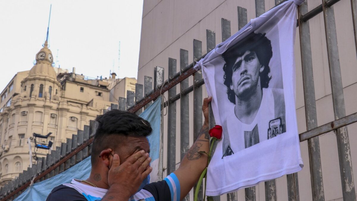 Argentina: un milione di persone per il funerale di Maradona con misure anti-Covid
