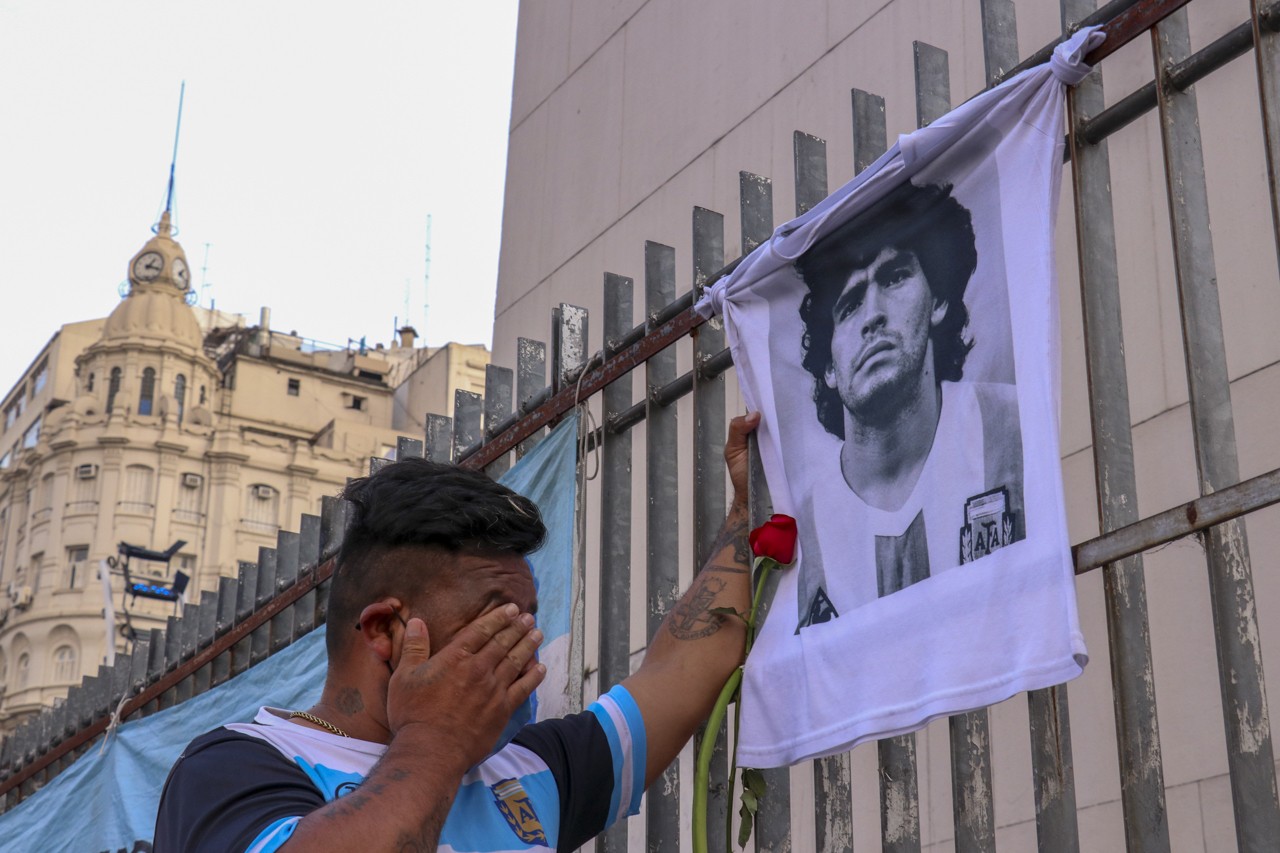 Argentina: un milione di persone per il funerale di Maradona con misure anti-Covid