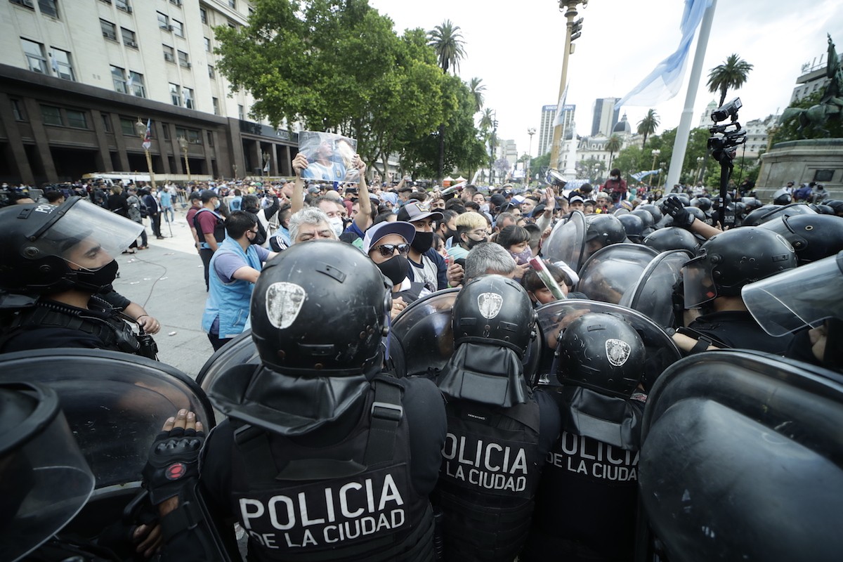 Maradona, assembramenti e disordini davanti alla camera ardente
