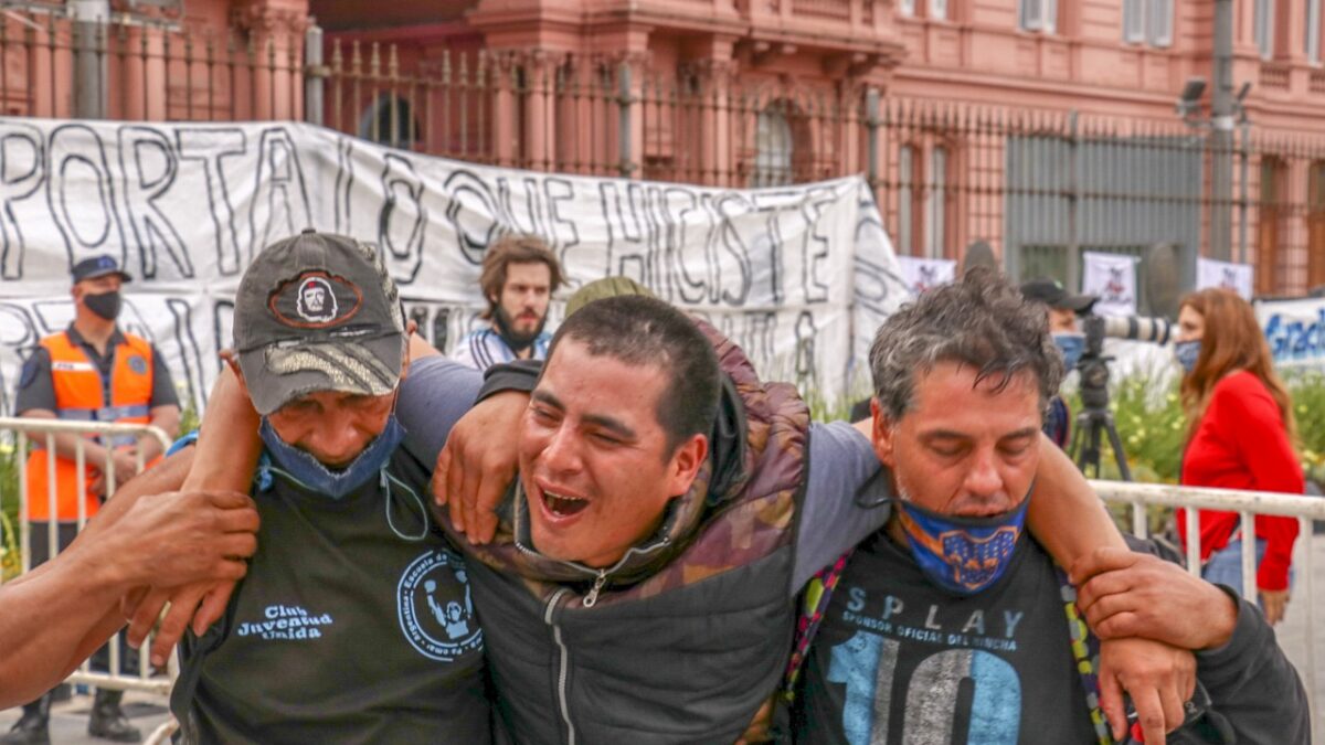 Maradona, folla e tensioni davanti alla Casa Rosada (foto)