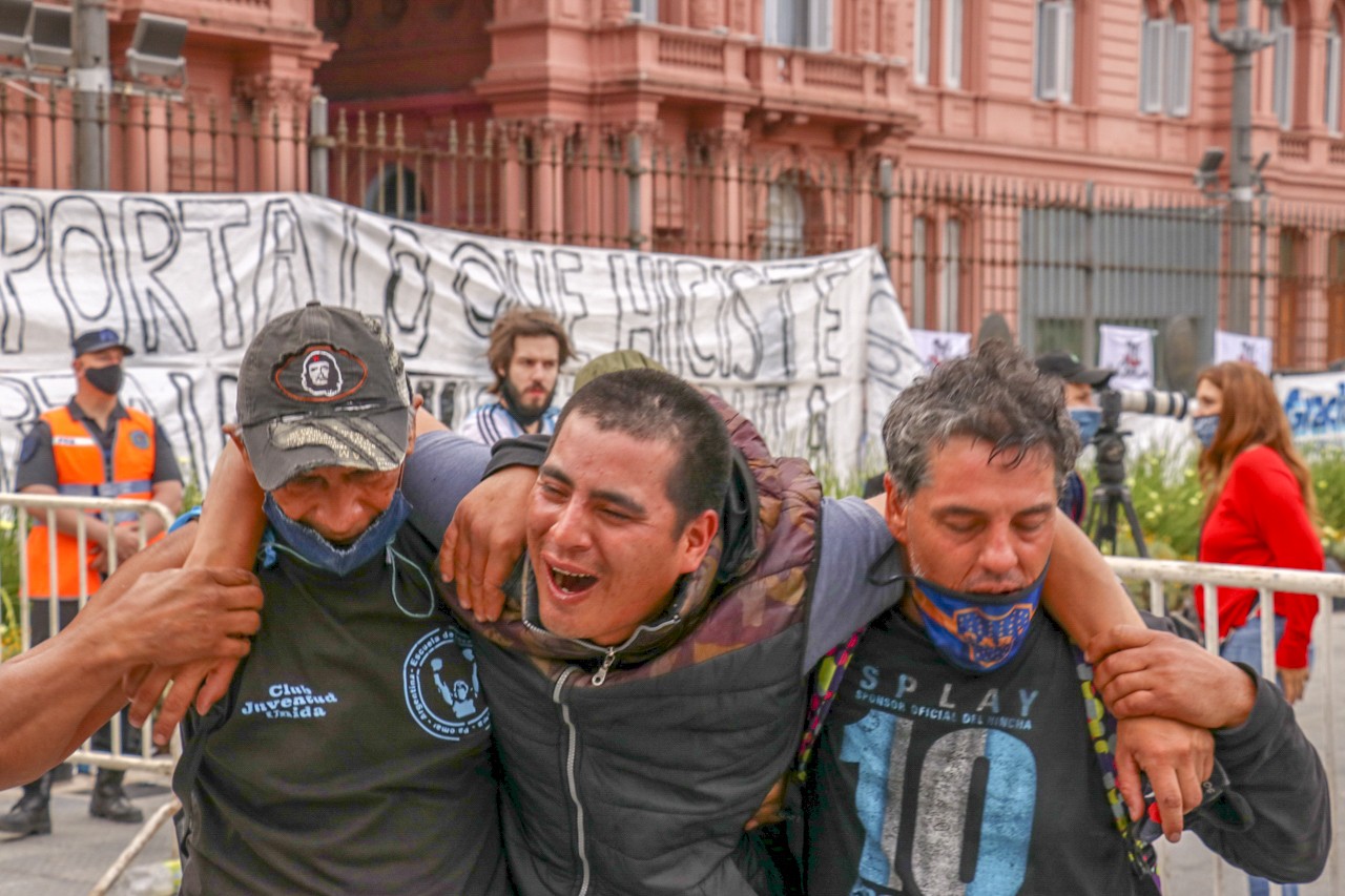 Maradona, folla e tensioni davanti alla Casa Rosada (foto)