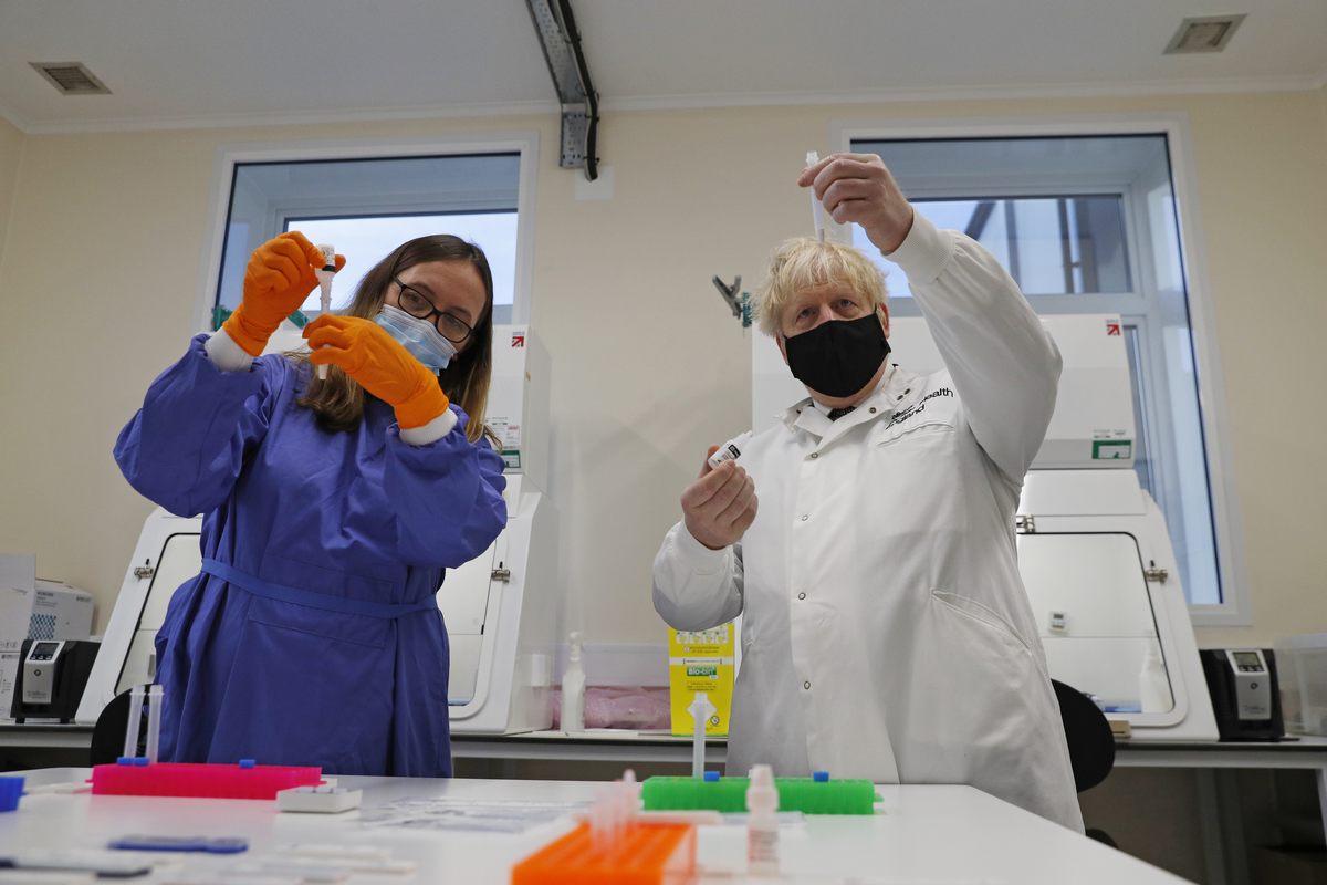 Gran Bretagna: Boris Johnson visita un laboratorio di test rapidi