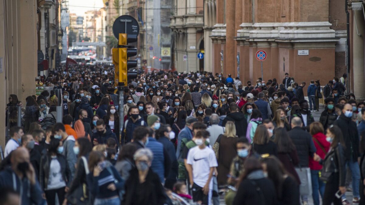 Nuove restrizioni nel weekend. Ecco le regioni che rischiano di diventare rosse