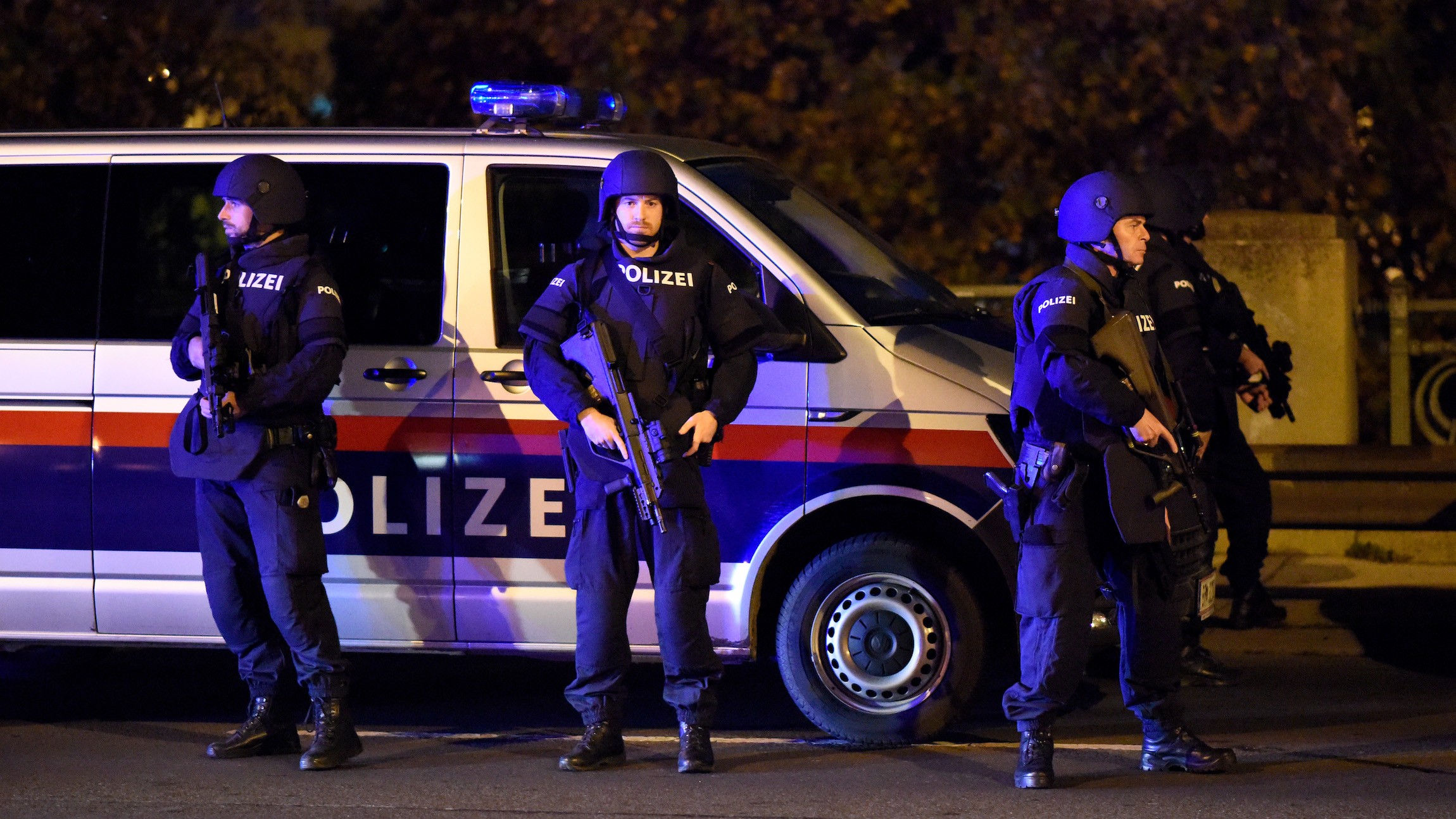 Vienna, il video del terrorista in fuga. Complici ancora ricercati. Sale il numero delle vittime