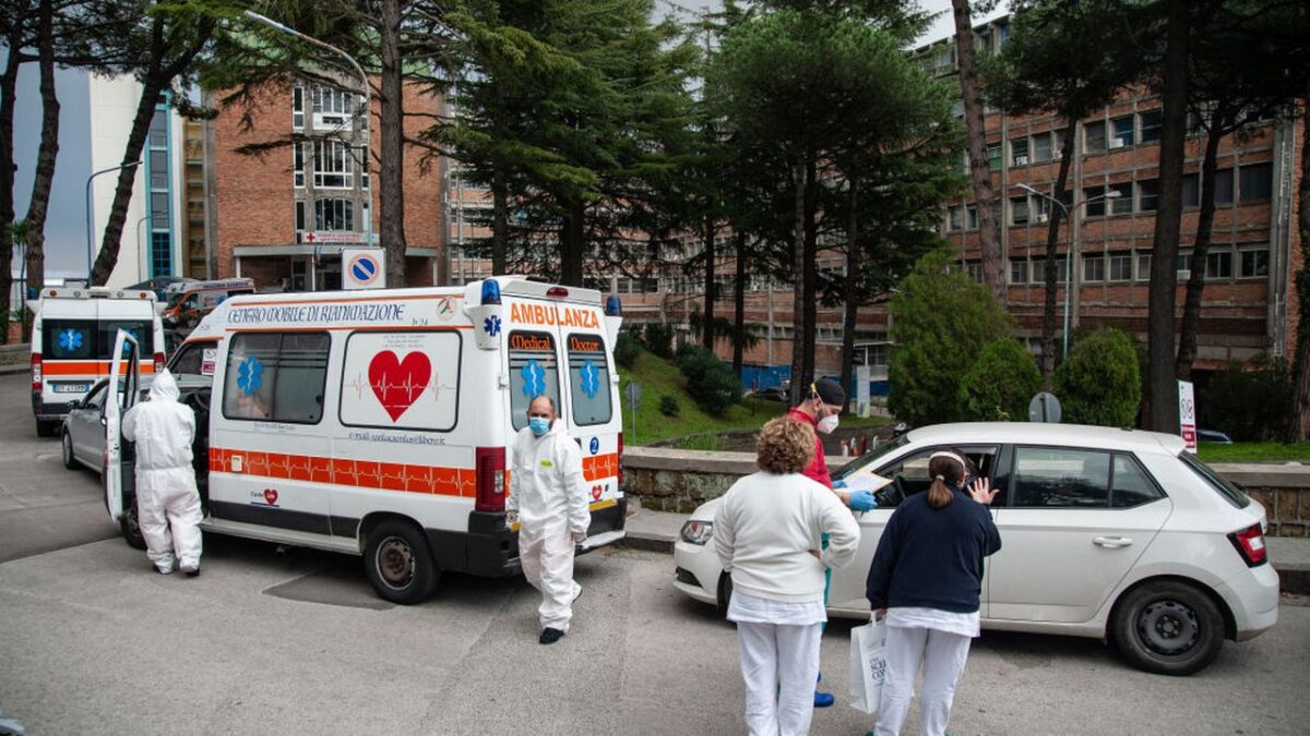 Covid, record di morti in un giorno in Italia. L’esperto: “È presto per cantare vittoria”