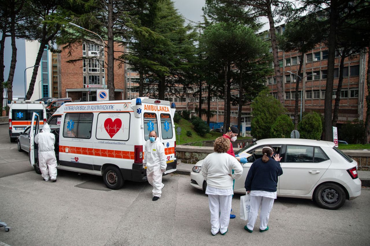 Covid, record di morti in un giorno in Italia. L’esperto: “È presto per cantare vittoria”