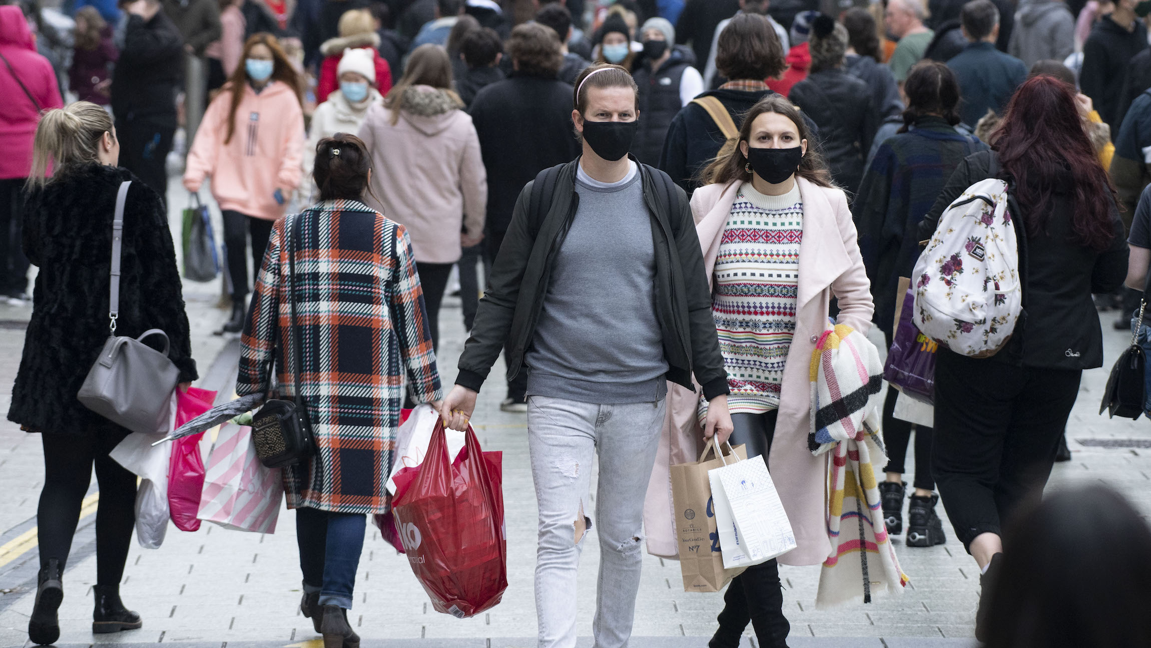 CTS: “Controlli per shopping di Natale, altrimenti terza ondata”. OMS: “Governi si organizzino”