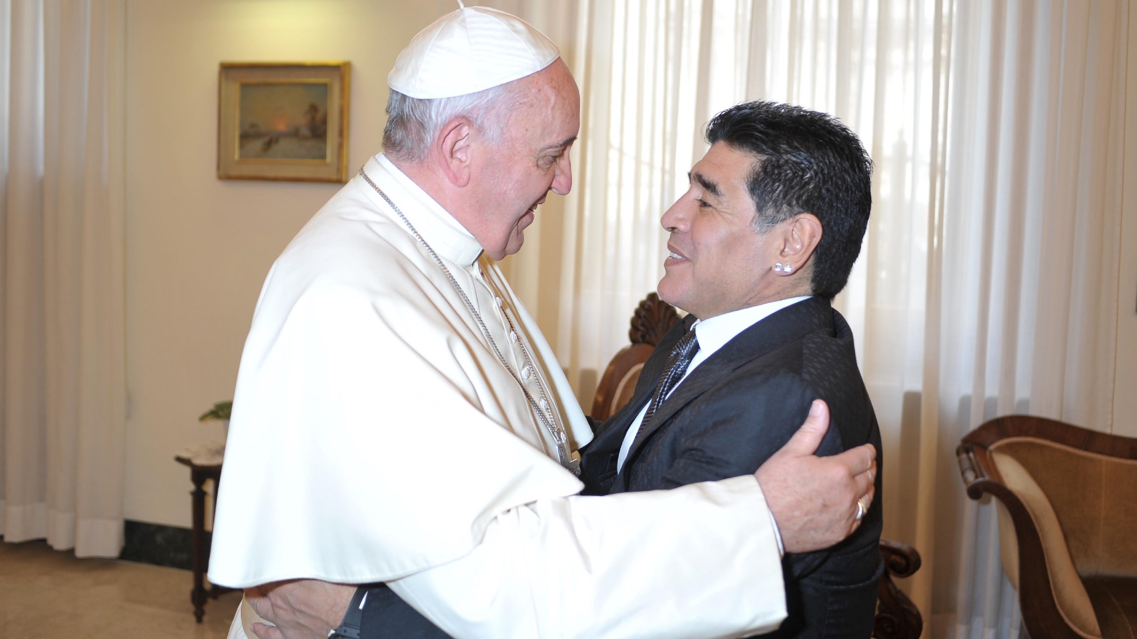 L’agente di Maradona: “Ambulanza in ritardo, idiozia criminale”. E il Papa manda un rosario