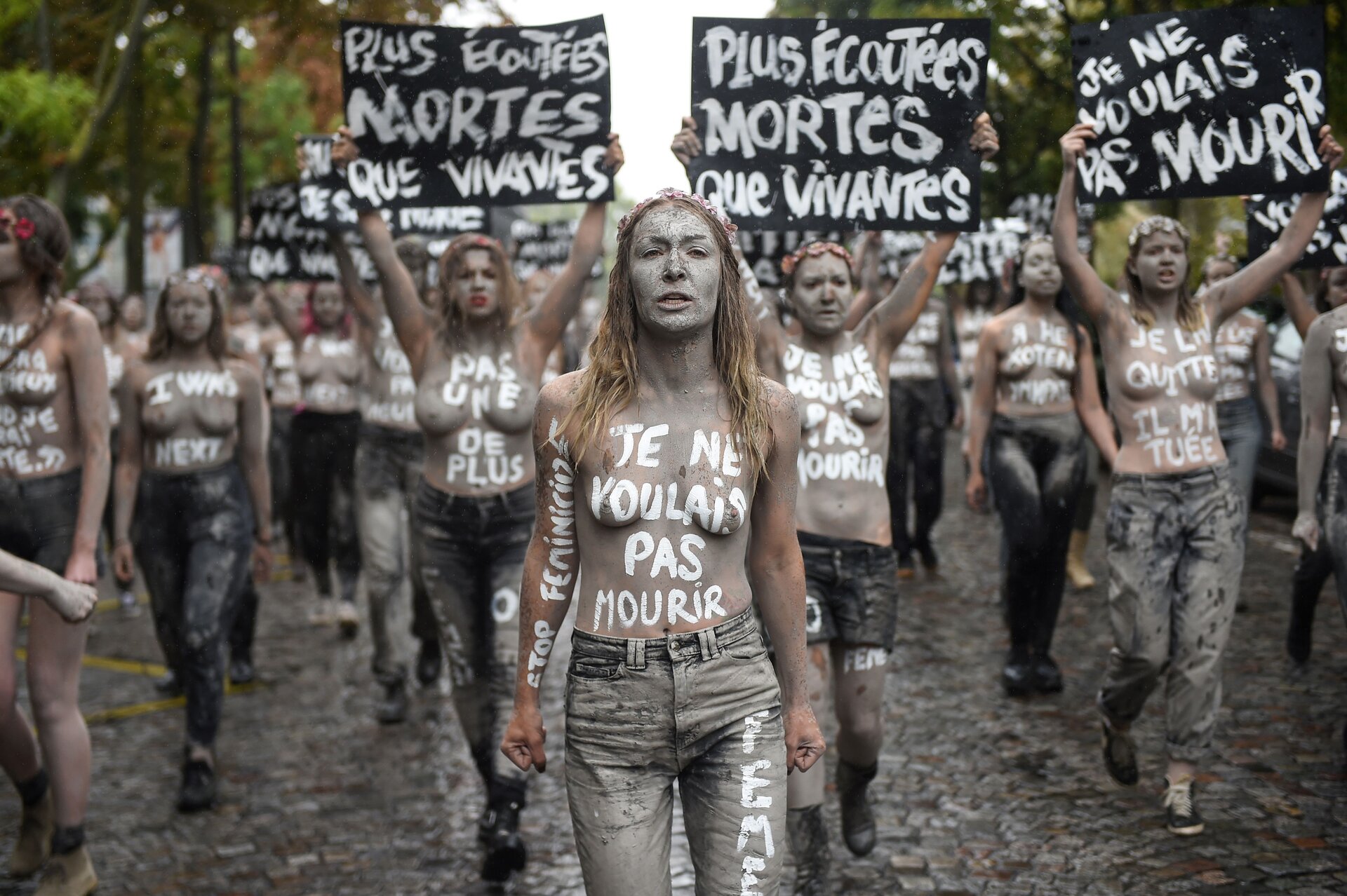 25 Novembre tra palinsesti speciali e tutorial fuori luogo: l’ipocrisia delle celebrazioni sulle, per le, con le donne