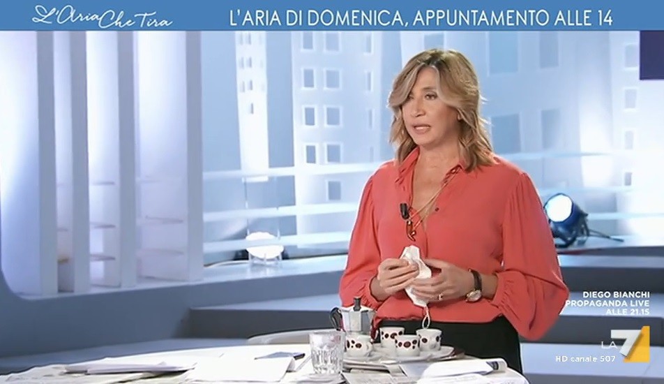 Myrta di domenica, tra “caffeuccio” e stakanovismo. Sempre più simile alla D’Urso