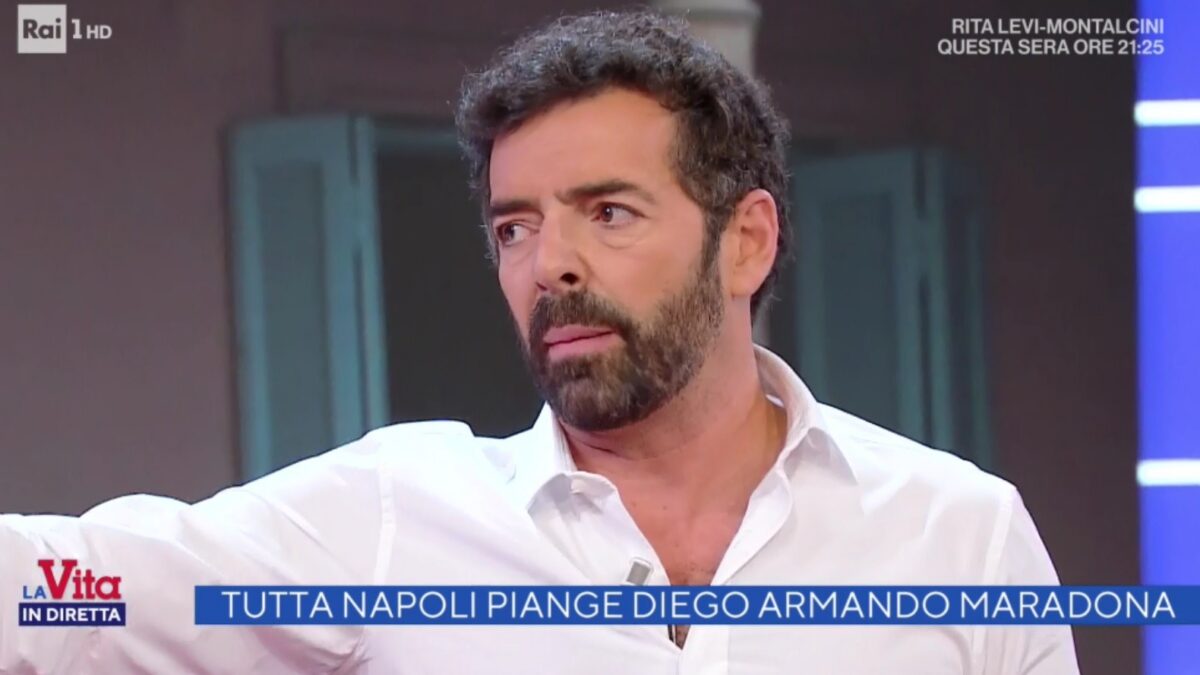 La vita in diretta, assembramenti a Napoli e Matano taglia il collegamento: “Non li voglio vedere”