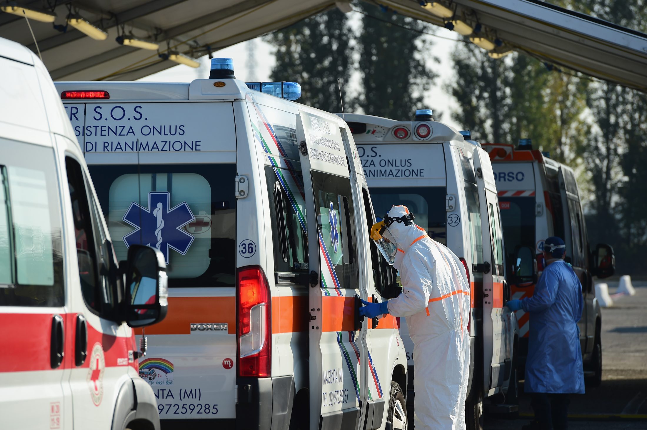 Medici internisti: “Ospedali quasi al collasso, no a messaggi che sminuiscono la situazione”
