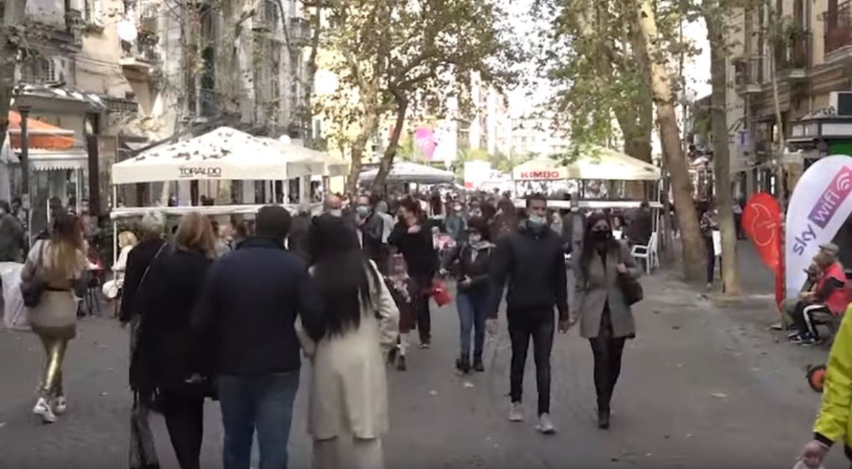 Napoli: folla e assembramenti in strada prima della zona rossa