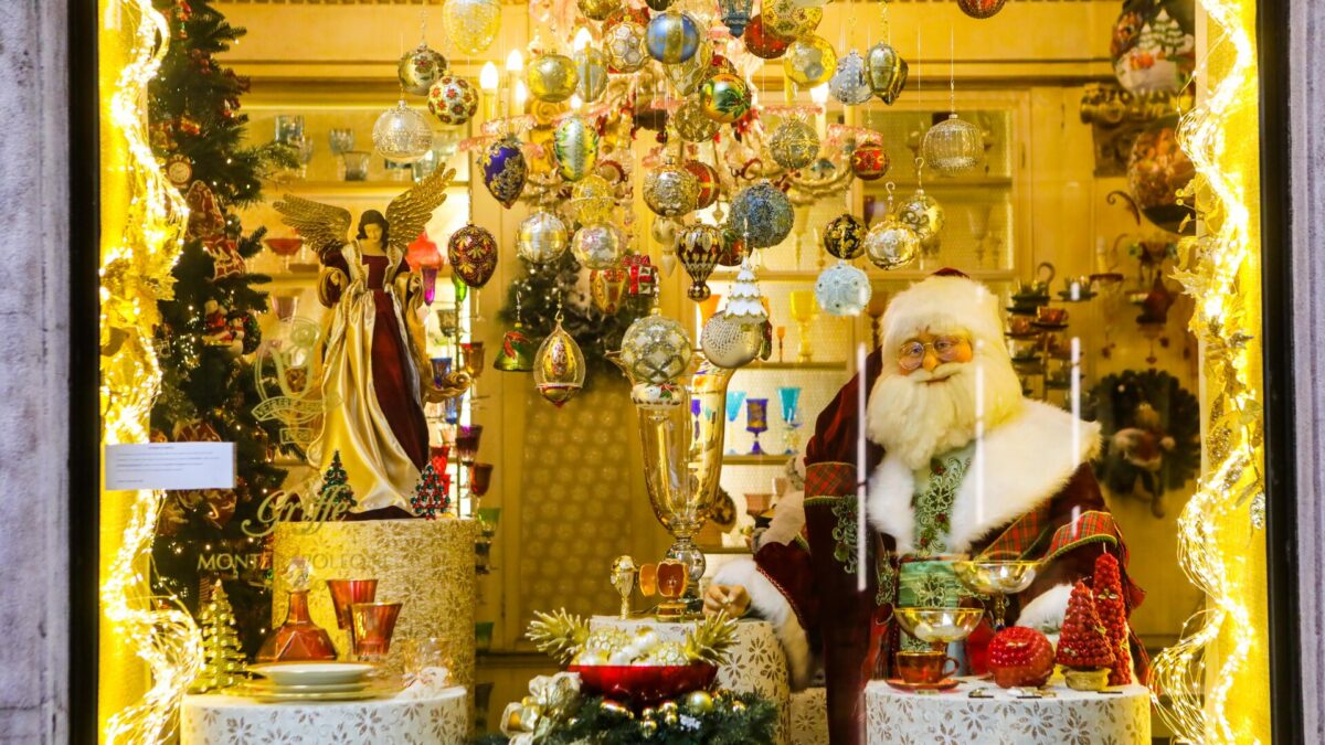 Natale sotto COVID-19, Pregliasco: “Non ripetere gli errori estivi”