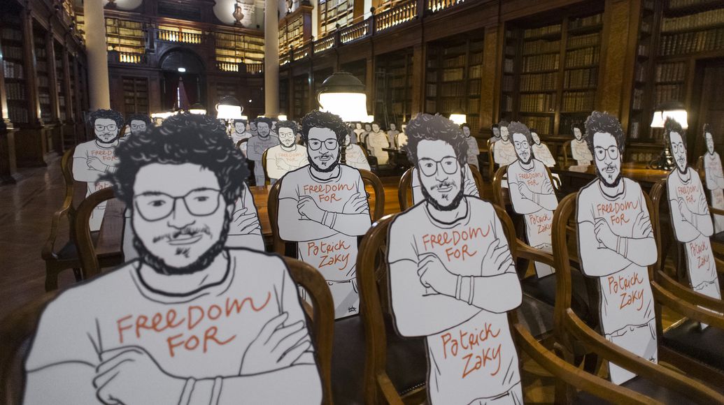Patrick Zaki resta in carcere. Macron: “Accordi su armi restano, nonostante disaccordi su diritti”