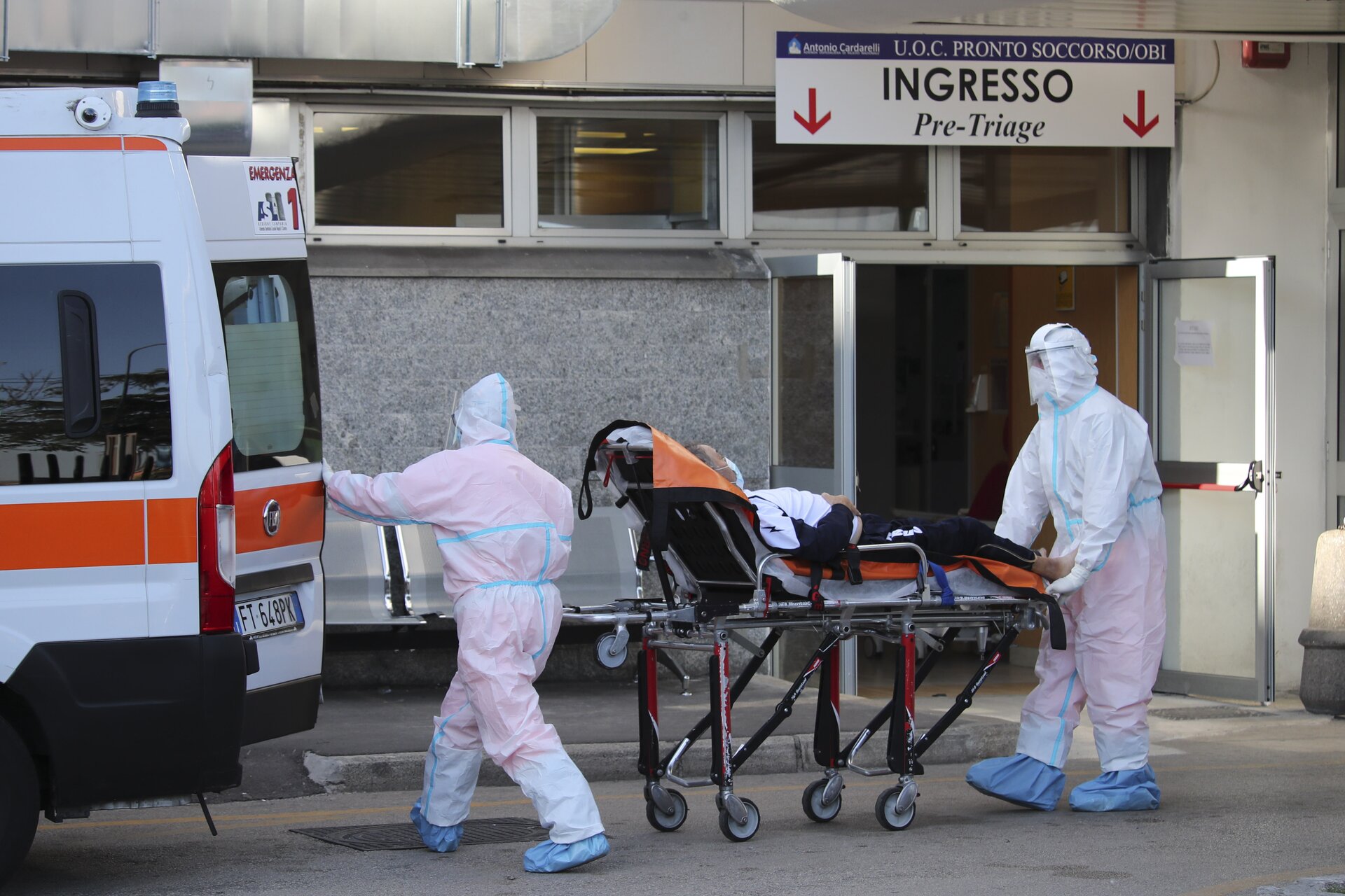 COVID-19, le ambulanze in azione a Napoli
