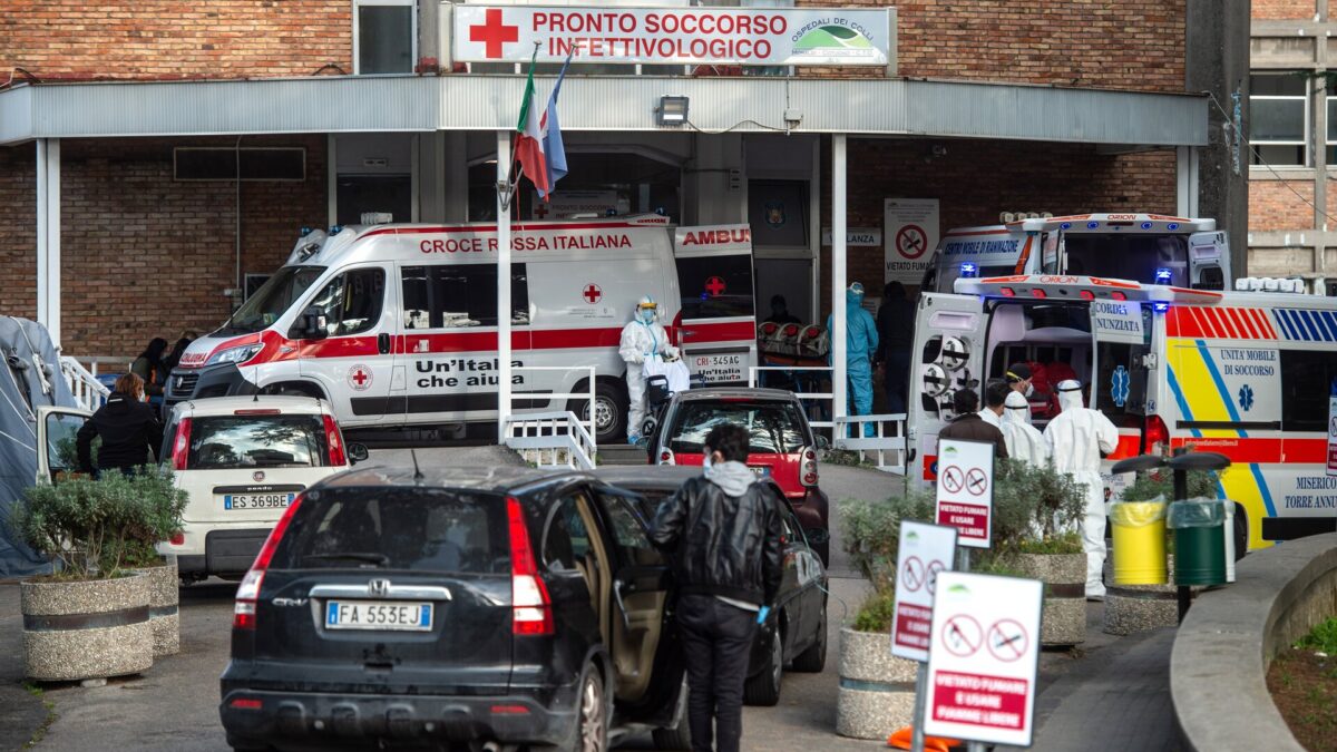 Caos COVID-19 a Napoli, si valuta l’invio dell’Esercito. Di Maio: “Intervenga lo Stato”