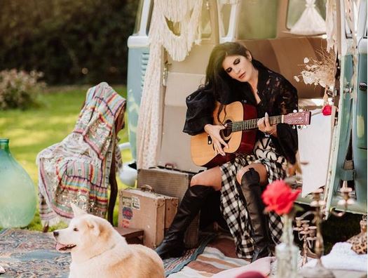 Pamela Prati, Mariposita: “E’ dedicata a mia madre, un inno alla vita. Non mi sono data alla canzone, canto da sempre”