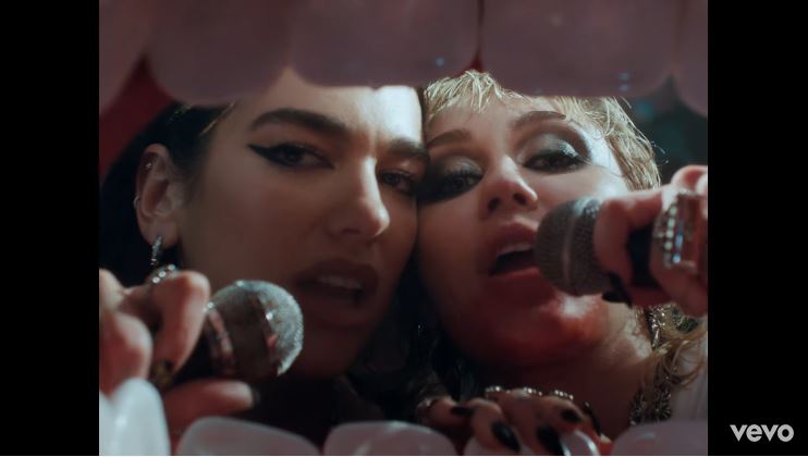 Prisoner, Miley Cyrus feat. Dua Lipa: lyrics, traduzione e significato (video)
